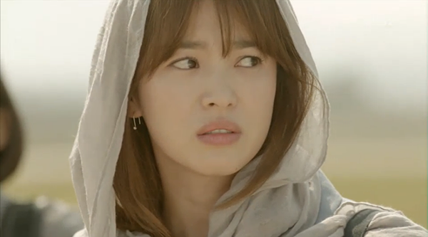 Bóc giá váy áo Song Hye Kyo trong Hậu duệ mặt trời - 8