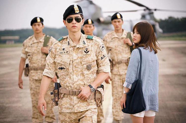 Bóc giá váy áo Song Hye Kyo trong Hậu duệ mặt trời - 10