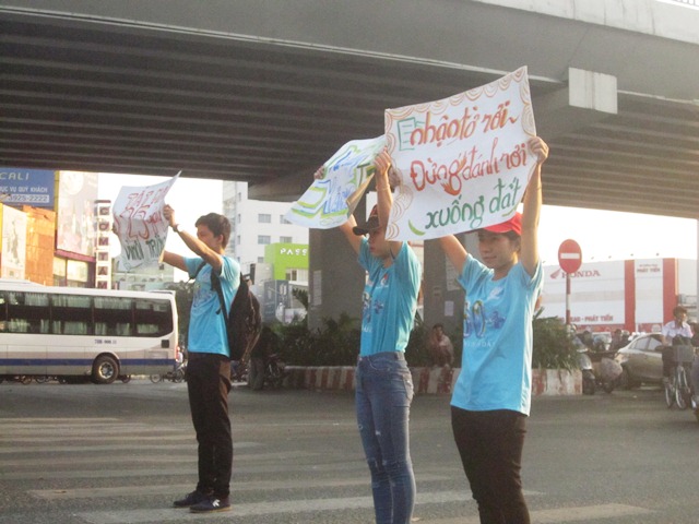 Giới trẻ TP.HCM hưởng ứng chiến dịch Giờ trái đất - 5