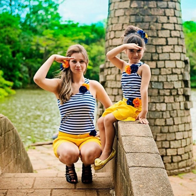 Tan chảy với khoảnh khắc mẹ và con gái mặc đồ đôi - 13