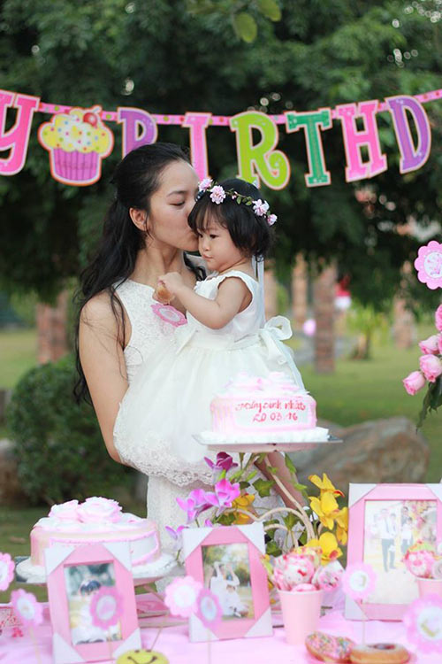 Phan Thị Lý làm tiệc thôi nôi ngọt ngào cho con gái - 9