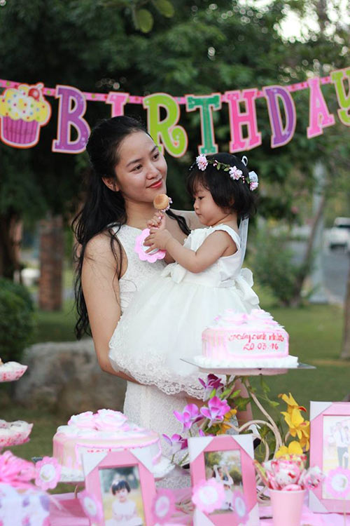 Phan Thị Lý làm tiệc thôi nôi ngọt ngào cho con gái - 10
