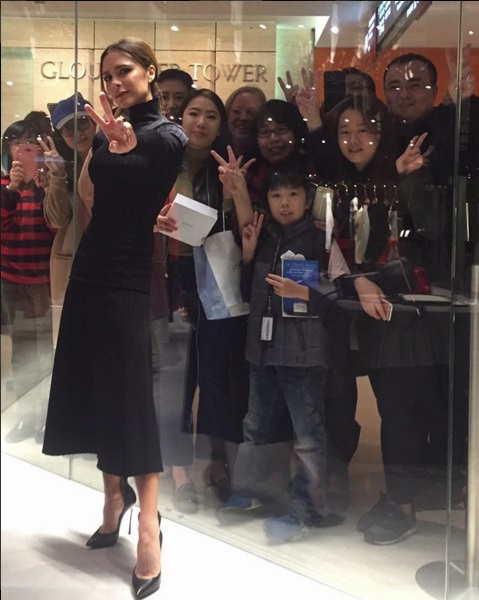 Victoria Beckham lại đi giày cao gót khiến fan lo lắng - 6