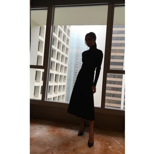 Victoria Beckham lại đi giày cao gót khiến fan lo lắng - 5