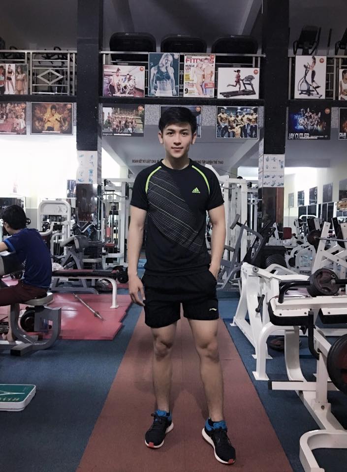 CHÀNG TRAI TRẺ THỂ HIỆN ĐỘNG TÁC TẬP NGỰC VỚI TẠ ĐÔI