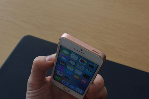 Cận cảnh iPhone SE vừa trình làng gây thất vọng cho người hâm mộ Apple - 10