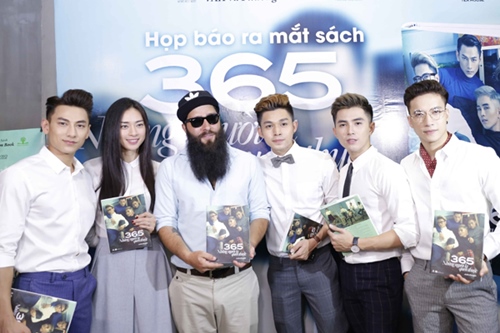 Đạo diễn quot;Kong: Skull Islandquot; bất ngờ đến chúc mừng cô trò Vân Ngô - 2