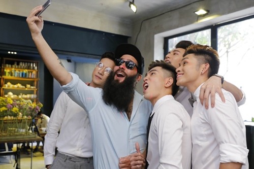 Đạo diễn quot;Kong: Skull Islandquot; bất ngờ đến chúc mừng cô trò Vân Ngô - 4