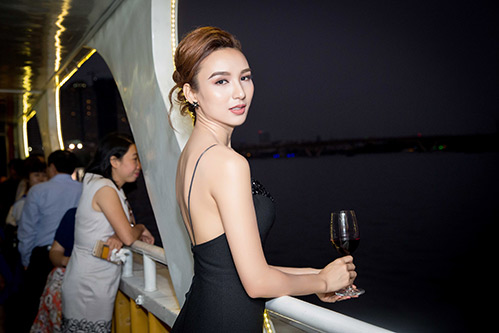 Hoa hậu Ngọc Diễm gợi cảm quot;tuyệt đốiquot; với eo thon, da trắng ngần - 6