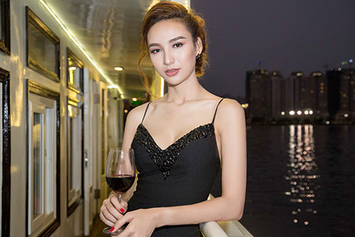 Hoa hậu Ngọc Diễm gợi cảm quot;tuyệt đốiquot; với eo thon, da trắng ngần - 1