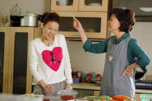Mẹ cũng từng làm dâu, sao không thương con dâu mình? - 1