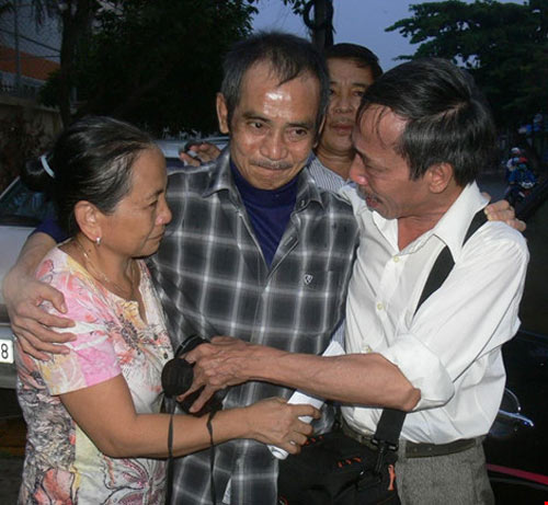 #039;Người tù thế kỷ#039; Huỳnh Văn Nén bị té xe máy, hôn mê - 1