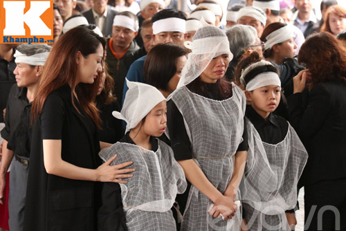 Rớt nước mắt trước hình ảnh vợ con NS Trần Lập trong lễ tang - 12