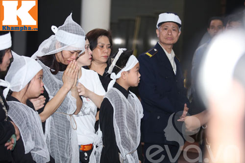 Rớt nước mắt trước hình ảnh vợ con NS Trần Lập trong lễ tang - 10