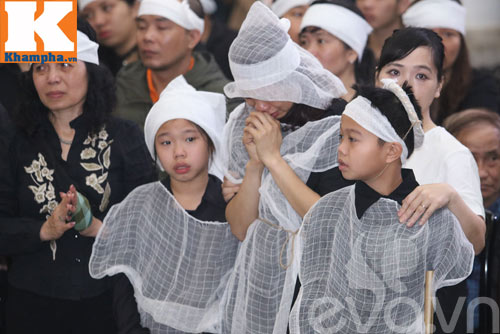 Rớt nước mắt trước hình ảnh vợ con NS Trần Lập trong lễ tang - 11