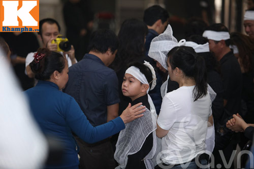 Rớt nước mắt trước hình ảnh vợ con NS Trần Lập trong lễ tang - 6