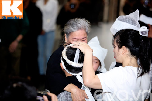 Rớt nước mắt trước hình ảnh vợ con NS Trần Lập trong lễ tang - 5