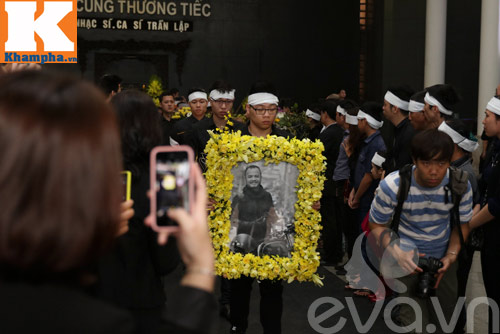 Rớt nước mắt trước hình ảnh vợ con NS Trần Lập trong lễ tang - 3