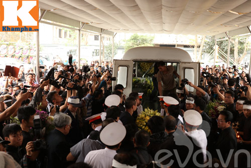 Rớt nước mắt trước hình ảnh vợ con NS Trần Lập trong lễ tang - 15