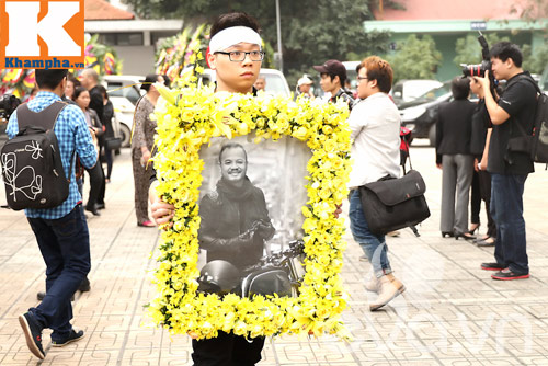 Rớt nước mắt trước hình ảnh vợ con NS Trần Lập trong lễ tang - 4