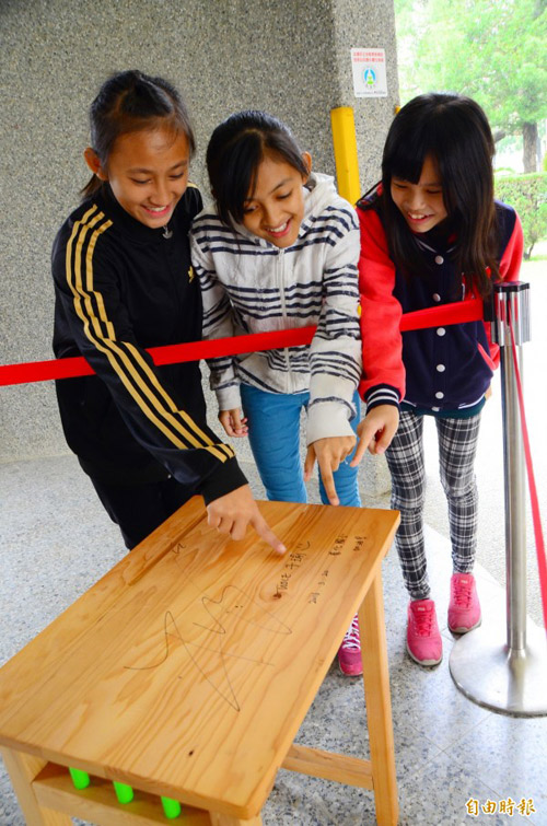 35 cảnh sát quot;hộ tốngquot; sao Hàn đi thi TN cấp 2 - 7