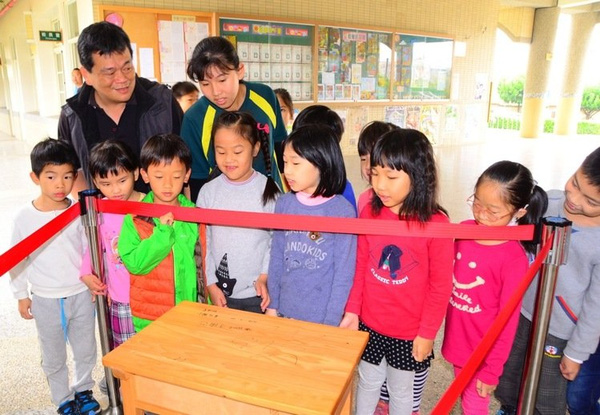 35 cảnh sát quot;hộ tốngquot; sao Hàn đi thi TN cấp 2 - 8