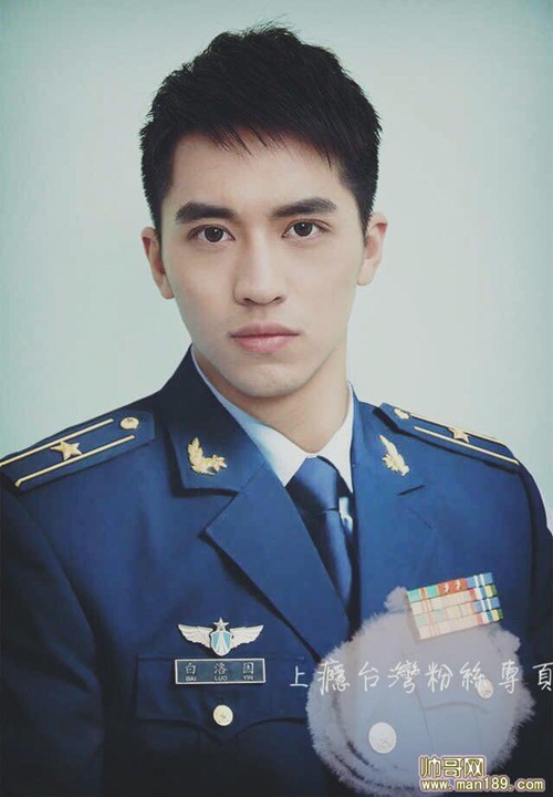 Ai sẽ thay Song Joong Ki làm soái ca trong quot;Hậu duệ của mặt trờiquot; Trung? - 14