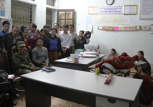 Thiếu nữ 14 tuổi tử vong, người nhà vây bệnh viện - 1