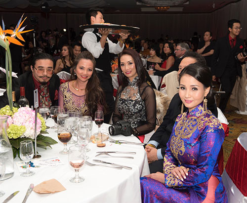 Hoa hậu Sương Đặng diện áo dài cung đình trên đất Mỹ - 4