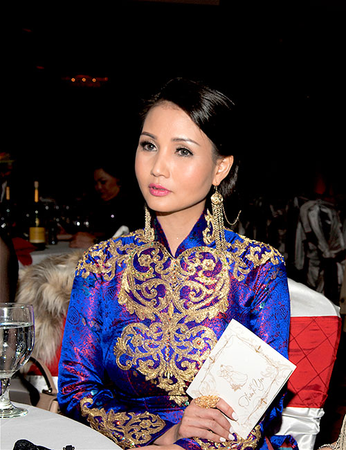 Hoa hậu Sương Đặng diện áo dài cung đình trên đất Mỹ - 7