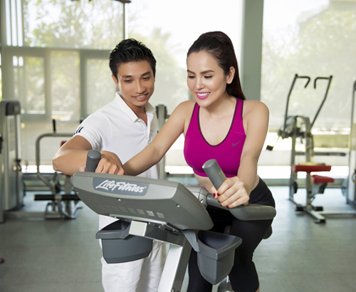 Bí quyết để có vòng eo con kiến của á hậu 3 con - 2