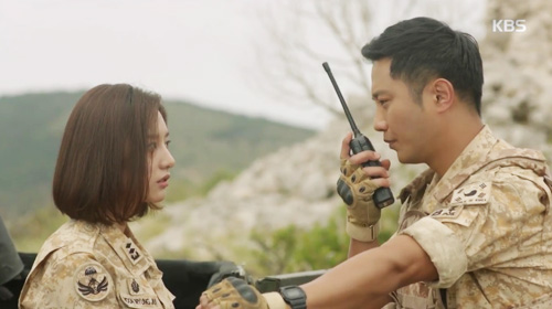Song Hye Kyo - Kim Ji Won quot;xử lýquot; người yêu vì chụp ảnh với gái đẹp - 3
