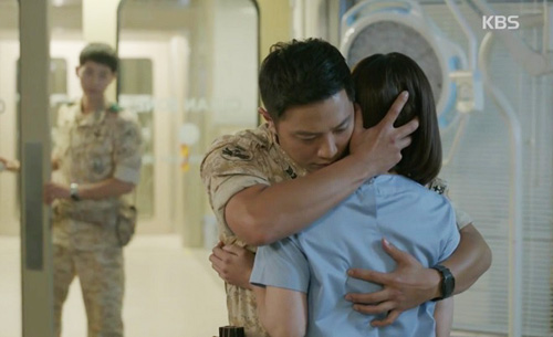 Song Hye Kyo - Kim Ji Won quot;xử lýquot; người yêu vì chụp ảnh với gái đẹp - 14