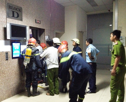 TP HCM: Giải cứu 15 người mắc kẹt trong thang máy - 1