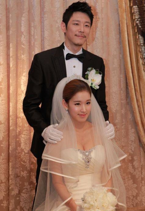 Đời tư quot;gây sốcquot; của nữ y tá trong quot;Hậu duệ của Mặt trờiquot; - 4