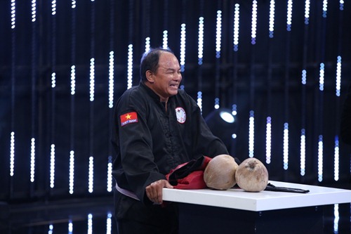 Màn lột dừa tứa máu của cô bé 16 tuổi trên truyền hình có phạm luật? - 7