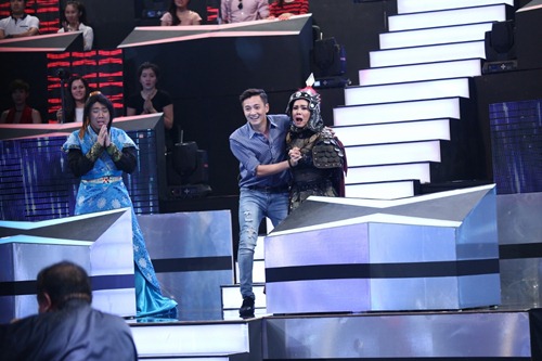 Màn lột dừa tứa máu của cô bé 16 tuổi trên truyền hình có phạm luật? - 9