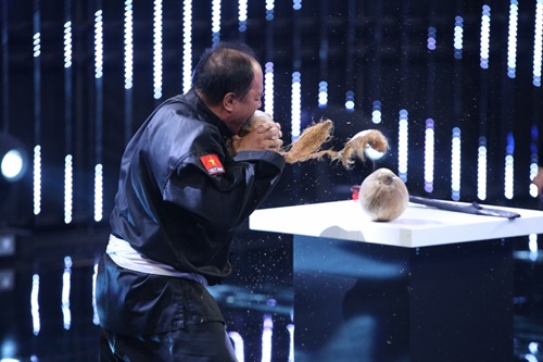 Màn lột dừa tứa máu của cô bé 16 tuổi trên truyền hình có phạm luật? - 4