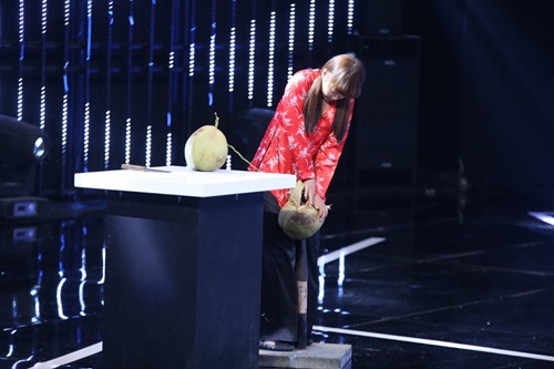 Màn lột dừa tứa máu của cô bé 16 tuổi trên truyền hình có phạm luật? - 5