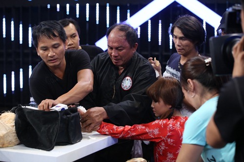 Màn lột dừa tứa máu của cô bé 16 tuổi trên truyền hình có phạm luật? - 10