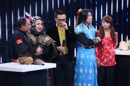 Màn lột dừa tứa máu của cô bé 16 tuổi trên truyền hình có phạm luật? - 11