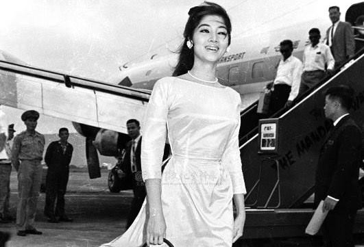 Nao lòng trước tà áo dài của phụ nữ Sài Gòn xưa - 5