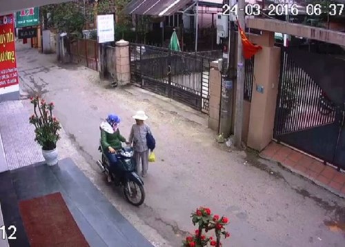 Xôn xao clip cụ bà bị “thôi miên” lột tiền giữa đường - 1