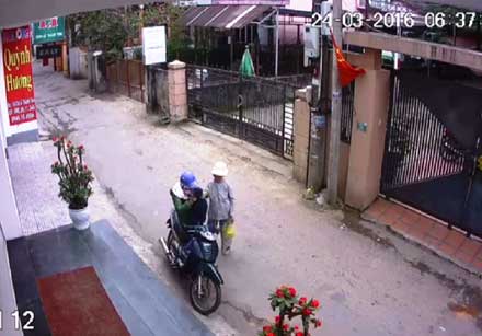 Xôn xao clip cụ bà bị “thôi miên” lột tiền giữa đường - 2