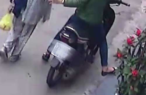 Xôn xao clip cụ bà bị “thôi miên” lột tiền giữa đường - 3