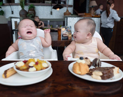 Ảnh mới của cặp sinh đôi ú na ú nần: Càng ngắm càng yêu! - 7