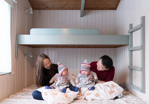 Ảnh mới của cặp sinh đôi ú na ú nần: Càng ngắm càng yêu! - 16