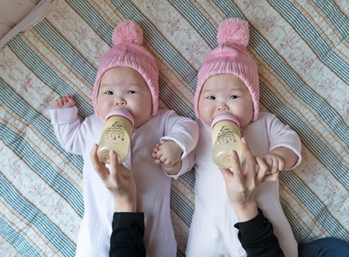 Ảnh mới của cặp sinh đôi ú na ú nần: Càng ngắm càng yêu! - 6