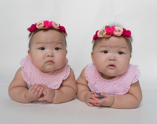 Ảnh mới của cặp sinh đôi ú na ú nần: Càng ngắm càng yêu! - 4