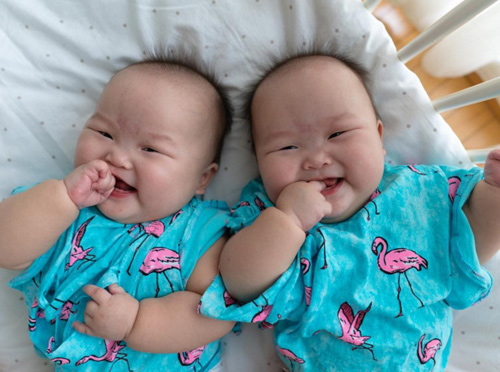 Ảnh mới của cặp sinh đôi ú na ú nần: Càng ngắm càng yêu! - 13